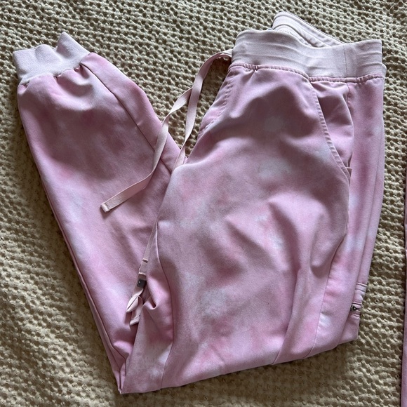 Figs Women’s M Catarina Top & Joggers - Marbled Rose - Picture 9 of 10